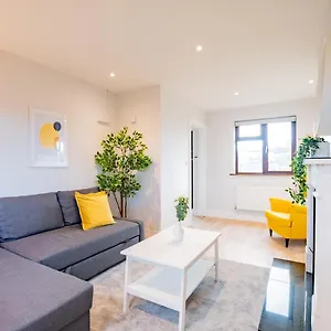 Holiday home Centre House With Parking, Galway